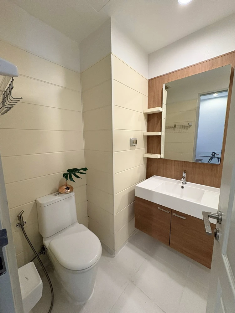 For rent: Q.House Condo Sathorn, corner room, nice to live in, fully furnished, reserve now, don't miss out!