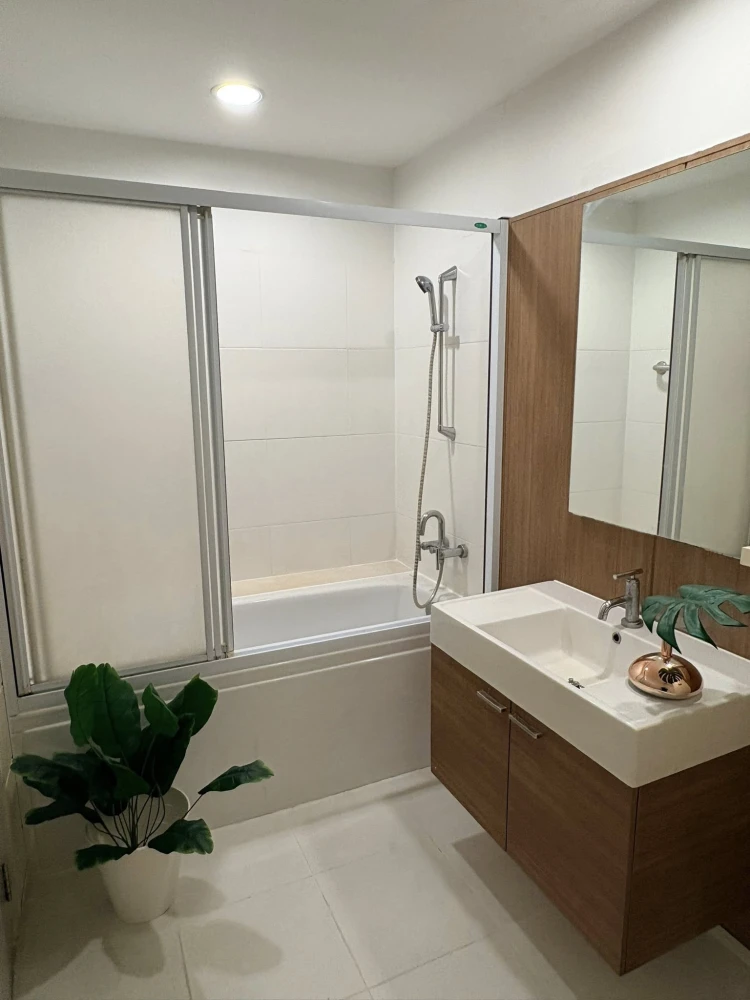 For rent: Q.House Condo Sathorn, corner room, nice to live in, fully furnished, reserve now, don't miss out!