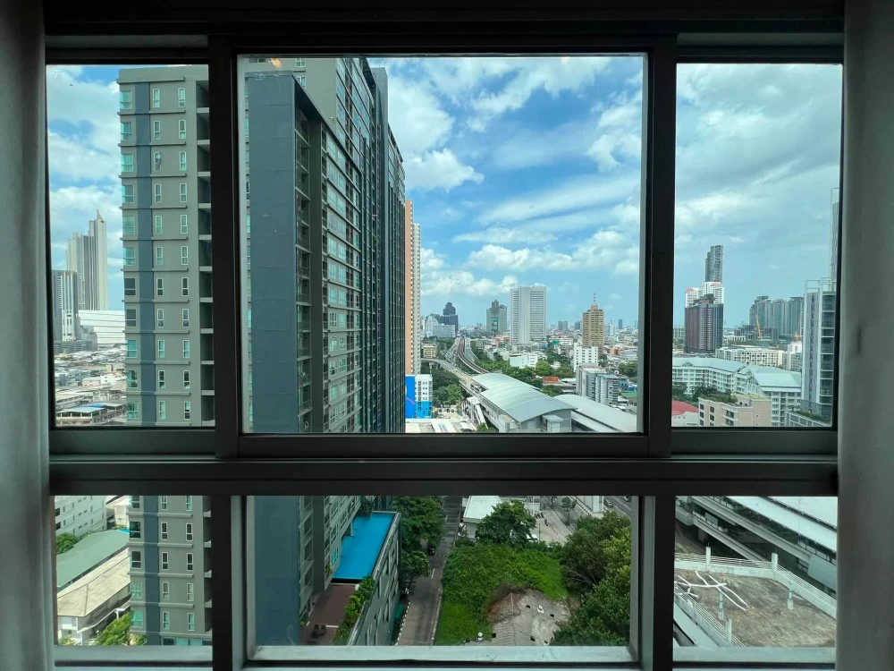 For rent: Q.House Sathorn, spacious room with beautiful view, fully furnished with appliances – everything you need in one room.