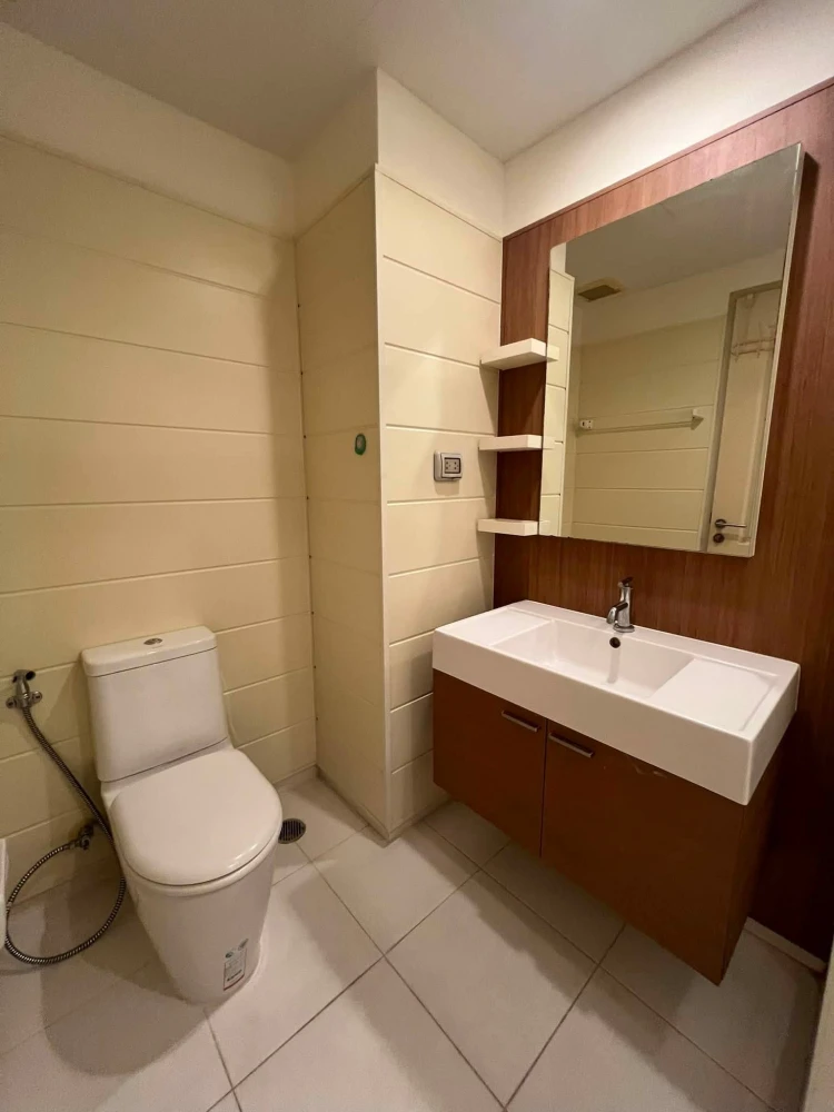 For rent: Q.House Sathorn, spacious room with beautiful view, fully furnished with appliances – everything you need in one room.