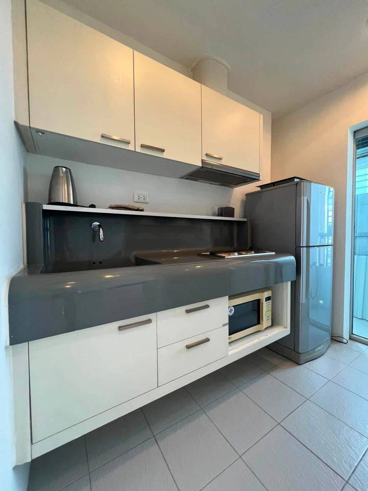 For rent: Q.House Sathorn, spacious room with beautiful view, fully furnished with appliances – everything you need in one room.