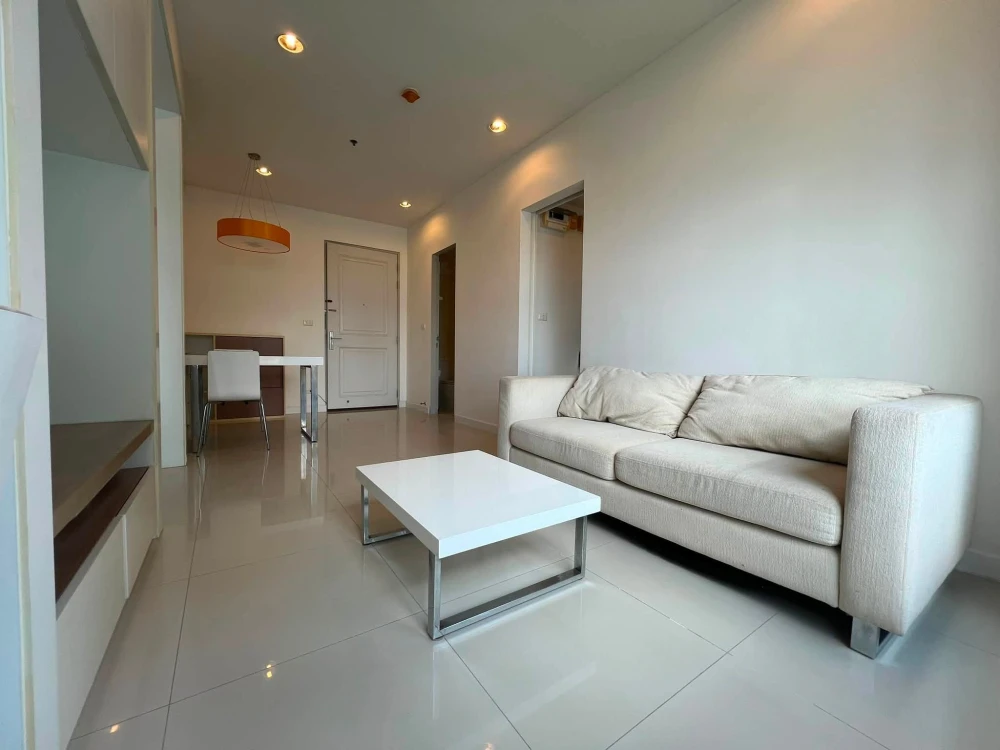 For rent: Q.House Sathorn, spacious room with beautiful view, fully furnished with appliances – everything you need in one room.