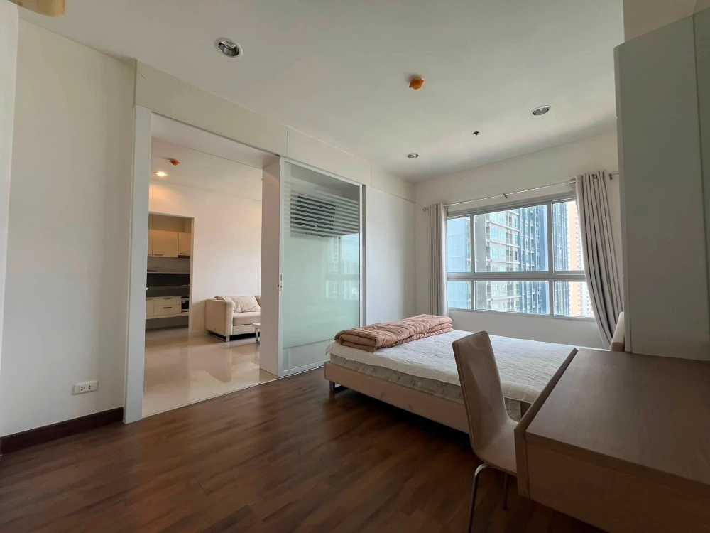 For rent: Q.House Sathorn, spacious room with beautiful view, fully furnished with appliances – everything you need in one room.