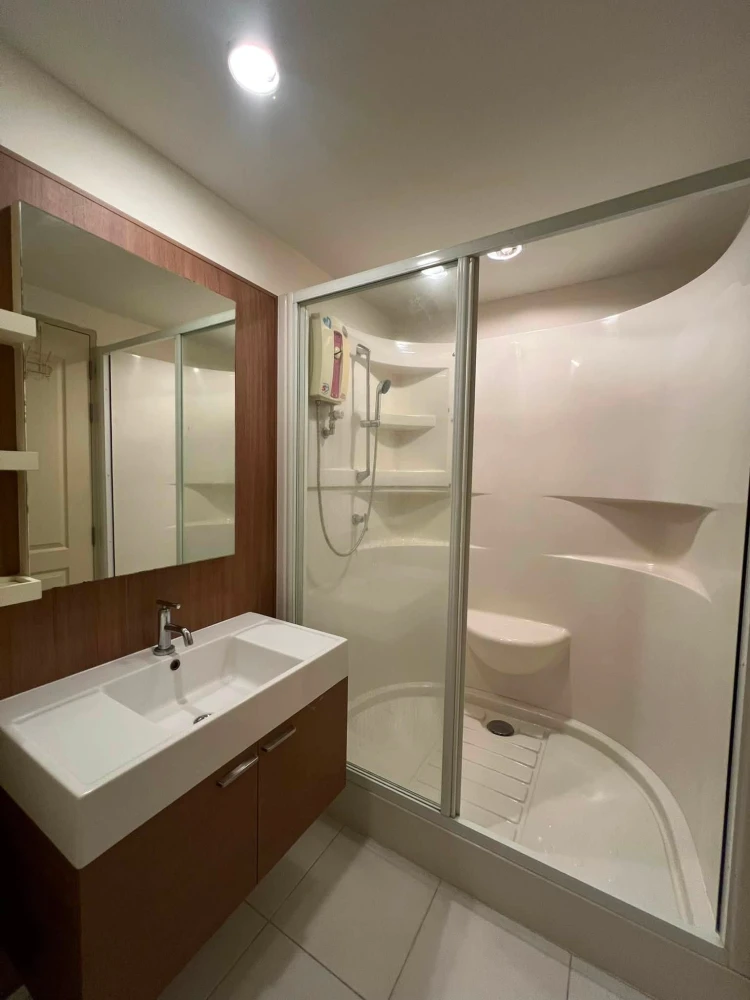 For rent: Q.House Sathorn, spacious room with beautiful view, fully furnished with appliances – everything you need in one room.