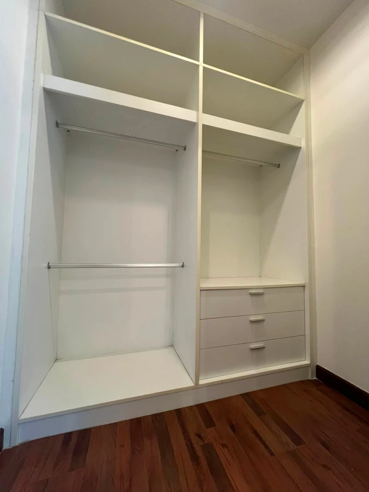 For rent: Q.House Sathorn, spacious room with beautiful view, fully furnished with appliances – everything you need in one room.