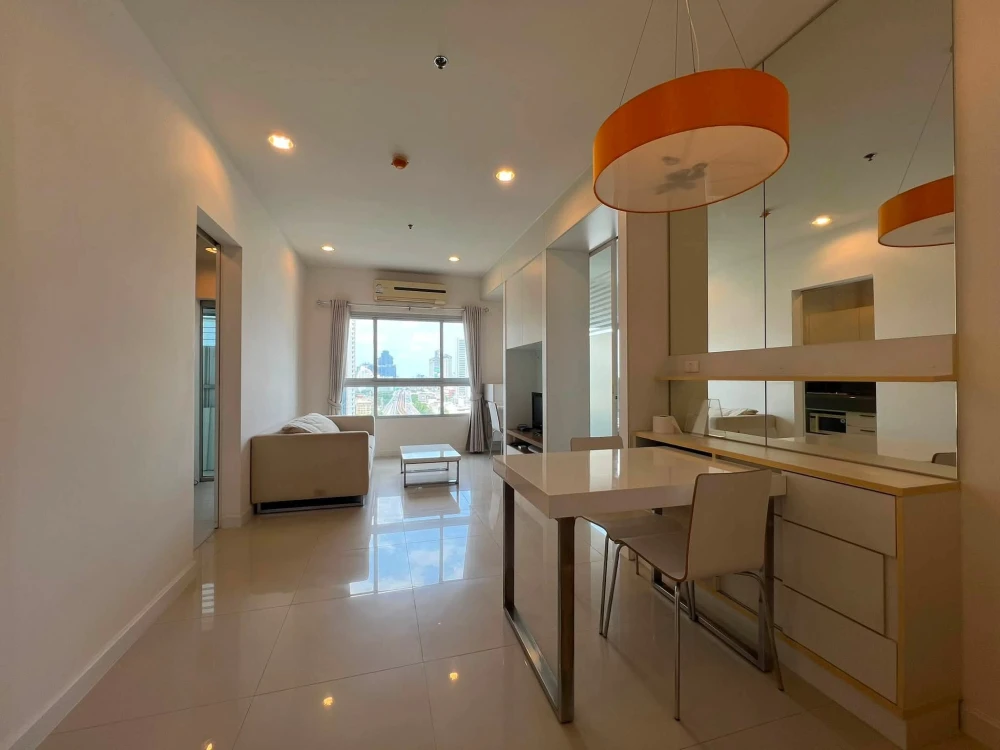 For rent: Q.House Sathorn, spacious room with beautiful view, fully furnished with appliances – everything you need in one room.