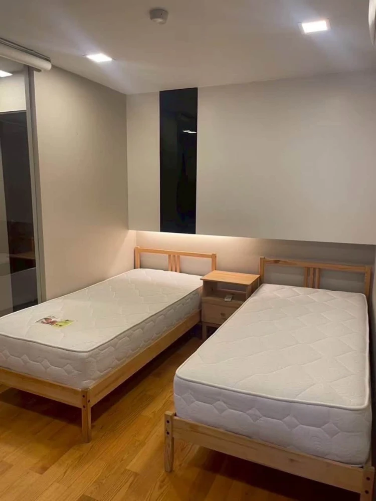 Quad Silom condo for rent. Very large room with bathtub, spacious balcony, and fully furnished. Don't miss out!