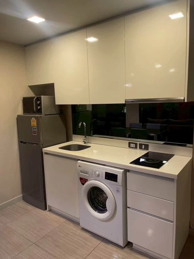 Quad Silom condo for rent. Very large room with bathtub, spacious balcony, and fully furnished. Don't miss out!