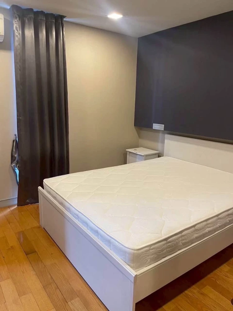 Quad Silom condo for rent. Very large room with bathtub, spacious balcony, and fully furnished. Don't miss out!
