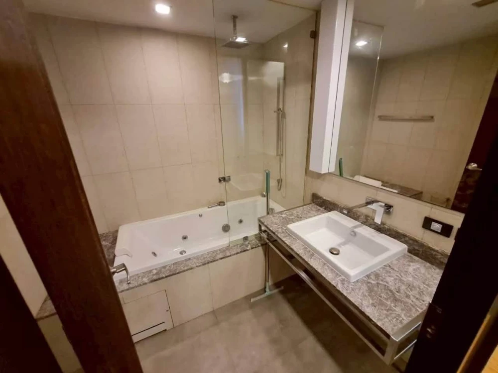 Quad Silom condo for rent. Very large room with bathtub, spacious balcony, and fully furnished. Don't miss out!