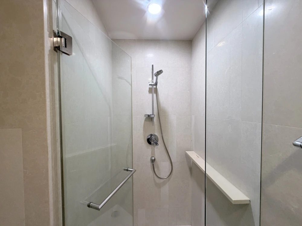 For rent: Fully furnished unit at Quattro by Sansiri, located on the 27th floor and ready for move-in. Book now—don’t wait!