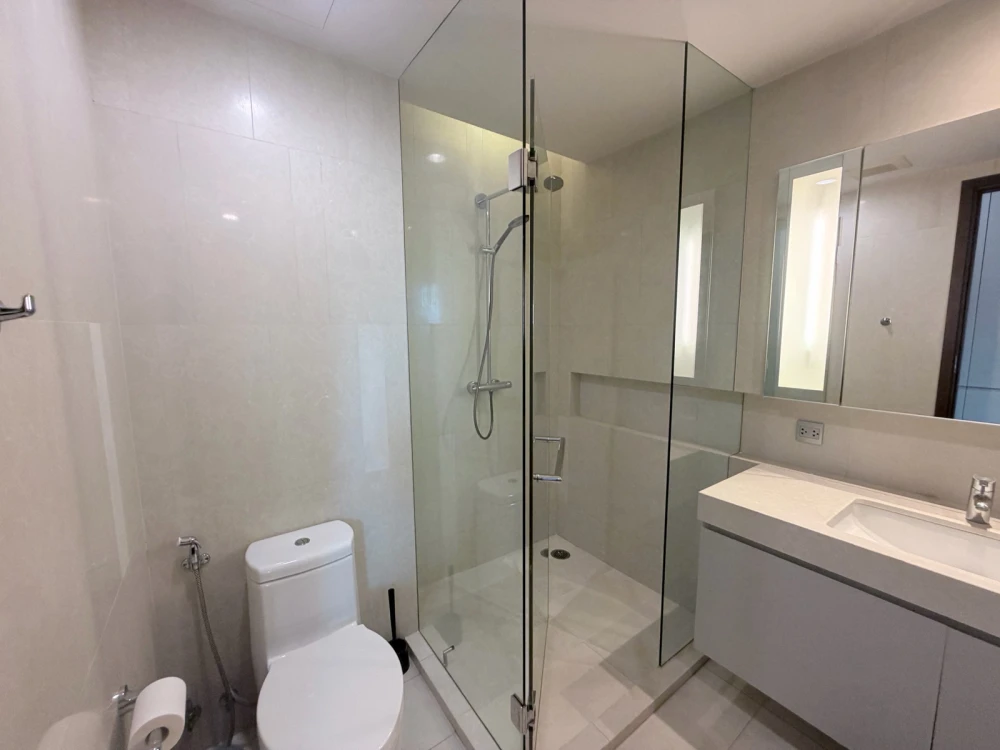 For rent: Fully furnished unit at Quattro by Sansiri, located on the 27th floor and ready for move-in. Book now—don’t wait!