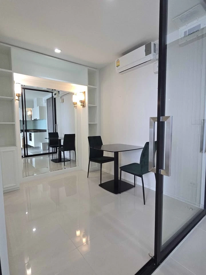 Quinn Ratchada 17 for rent, 1 bedroom, 1 bathroom, decorated in a cool theme, built-in headboard, beautiful city view, reserve now.
