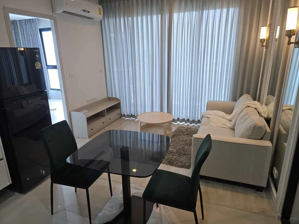Quinn Ratchada 17 for rent, 1 bedroom, 1 bathroom, decorated in a cool theme, built-in headboard, beautiful city view, reserve now.