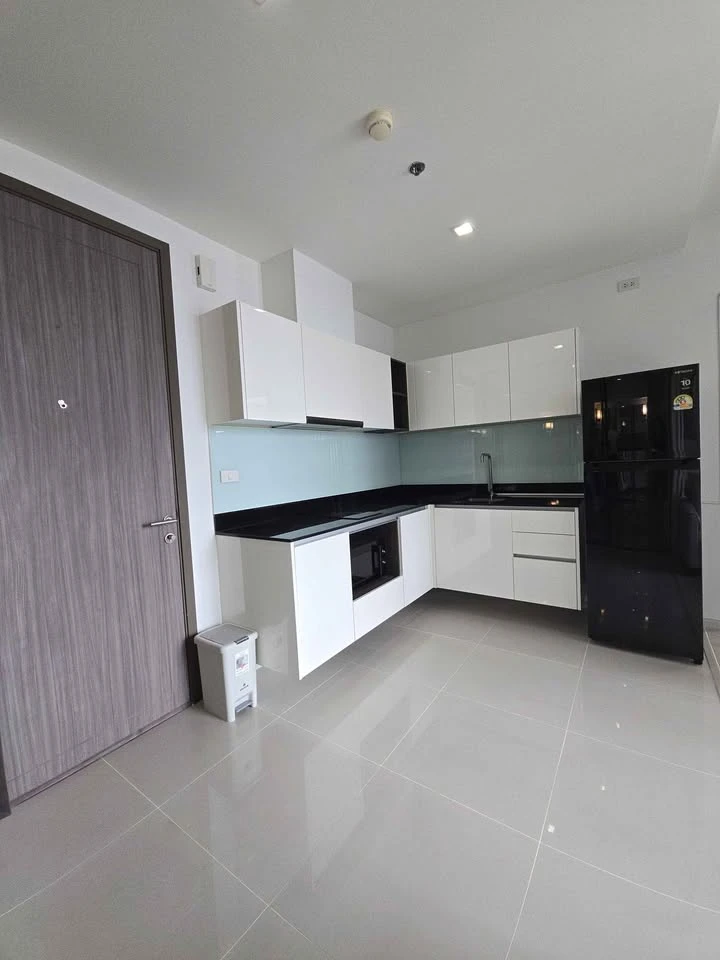 Quinn Ratchada 17 for rent, 1 bedroom, 1 bathroom, decorated in a cool theme, built-in headboard, beautiful city view, reserve now.