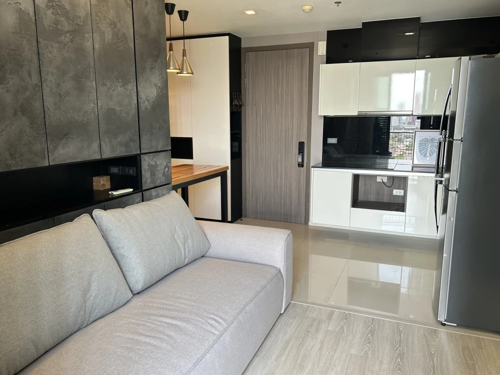 Quinn Ratchada 17 for rent, 19th floor, Building A, open city view, plenty of usable space. I'm telling you, you can't miss it.