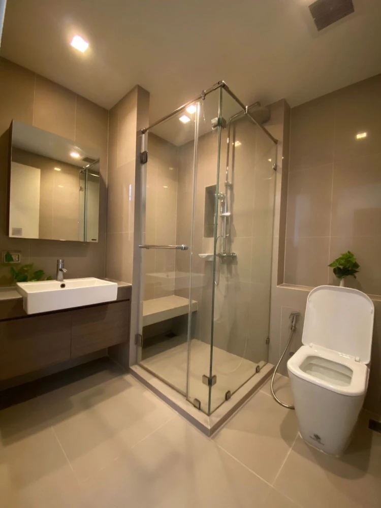 Quinn Ratchada 17 for rent, spacious room with lots of usable space, complete facilities, reserve now.