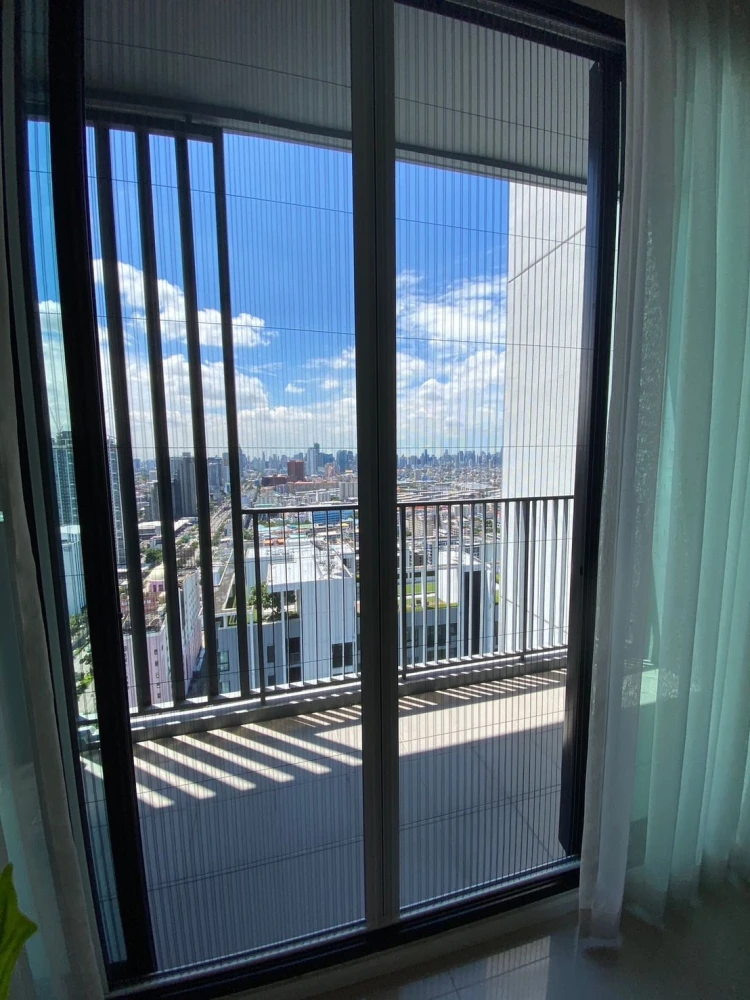 Quinn Ratchada 17 for rent, spacious room with lots of usable space, complete facilities, reserve now.