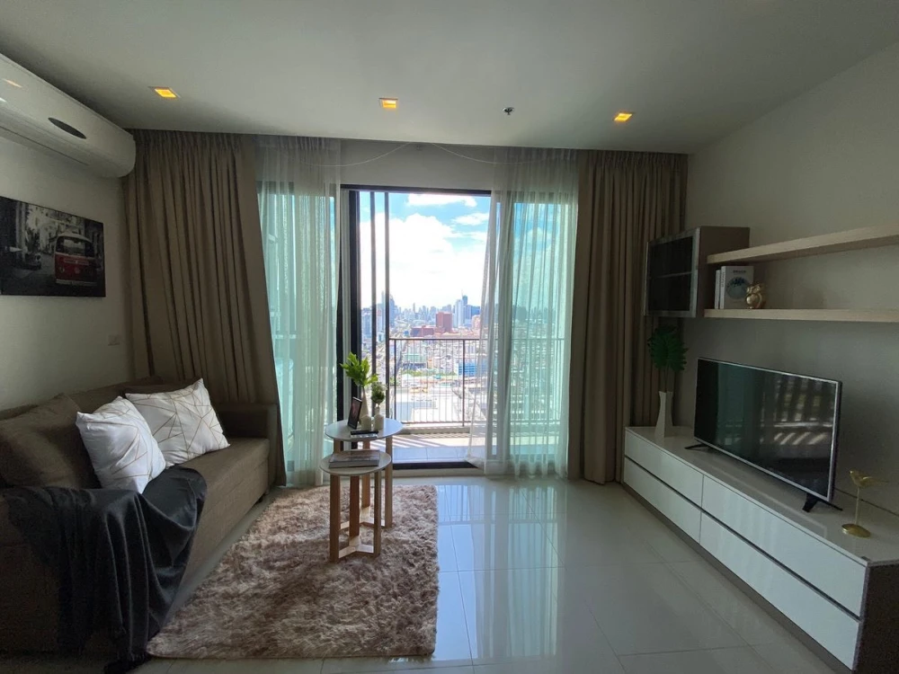 Quinn Ratchada 17 for rent, spacious room with lots of usable space, complete facilities, reserve now.