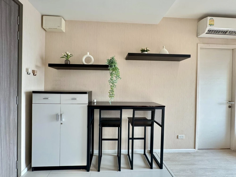 For rent: Quinn Ratchada 17, high floor unit, spacious and comfortable. Book now!