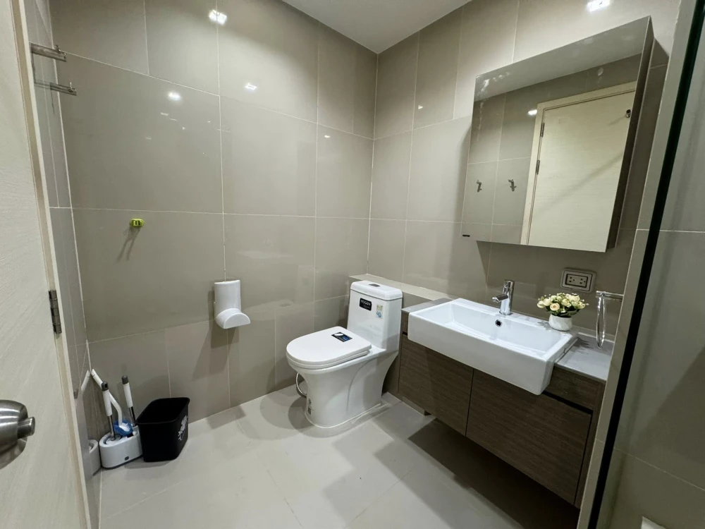 For rent: Quinn Ratchada 17, high floor unit, spacious and comfortable. Book now!
