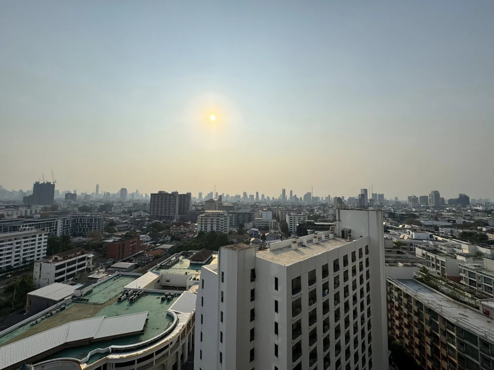 For rent: Quinn Ratchada 17, high floor unit, spacious and comfortable. Book now!