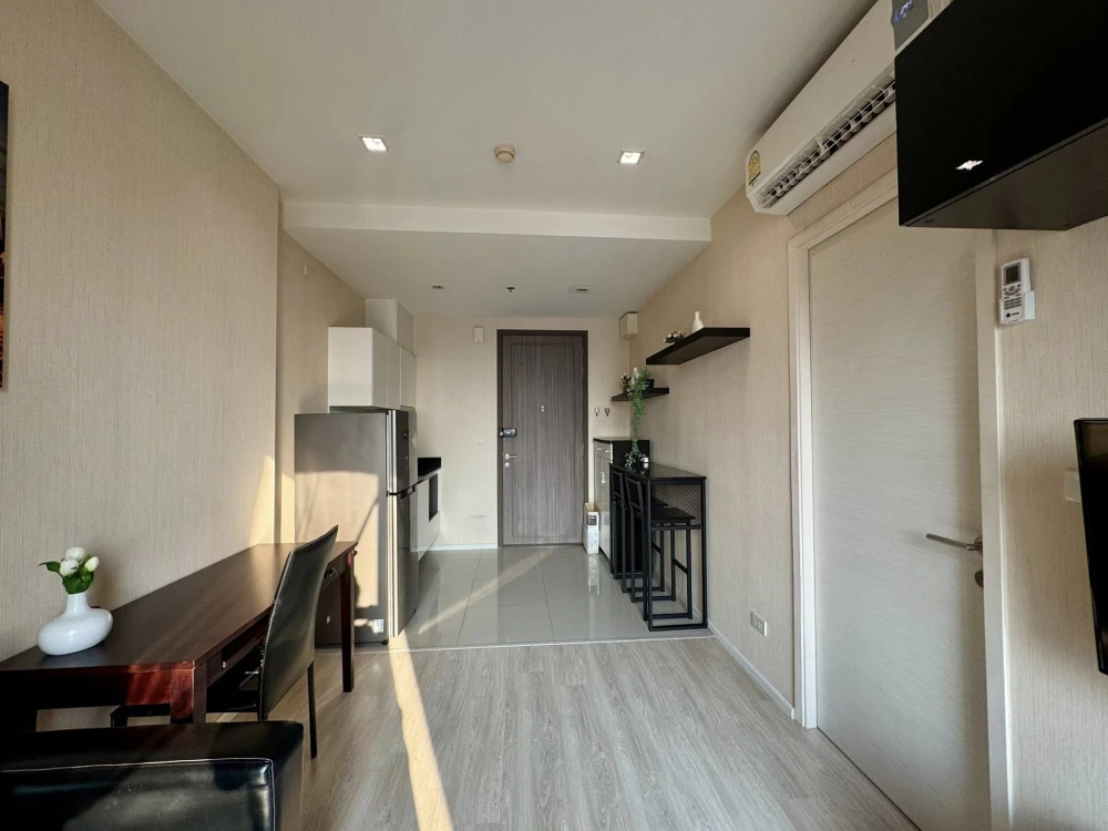 For rent: Quinn Ratchada 17, high floor unit, spacious and comfortable. Book now!