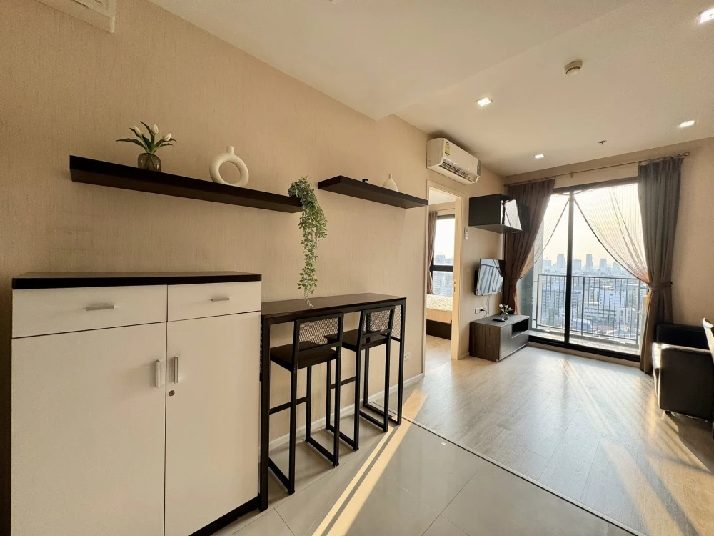 For rent: Quinn Ratchada 17, high floor unit, spacious and comfortable. Book now!