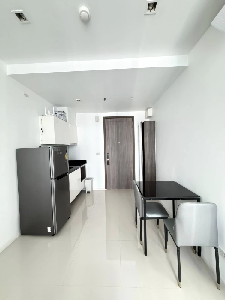 For rent: Quinn Ratchada 17, fully furnished apartment, high floor, good ventilation. Book now!