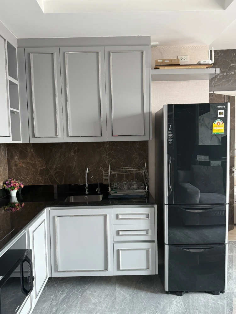 For rent: Quinn Ratchada 17, beautifully decorated room, built-in marble patterned walls, fully furnished, book now.