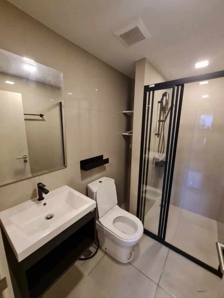 For rent: Quintara Mhy’zen Phrom Phong. The unit features stunning built-in decor and high-quality, premium furniture. Book now before it’s gone!