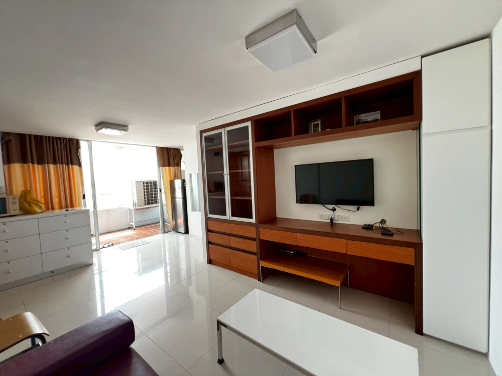 For rent: Ratchada City 18, spacious room with plenty of usable space, comes fully furnished and equipped with appliances. Hurry and reserve now!