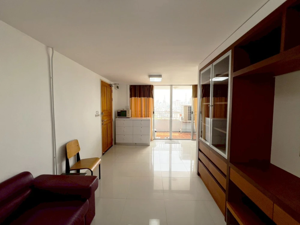For rent: Ratchada City 18, spacious room with plenty of usable space, comes fully furnished and equipped with appliances. Hurry and reserve now!