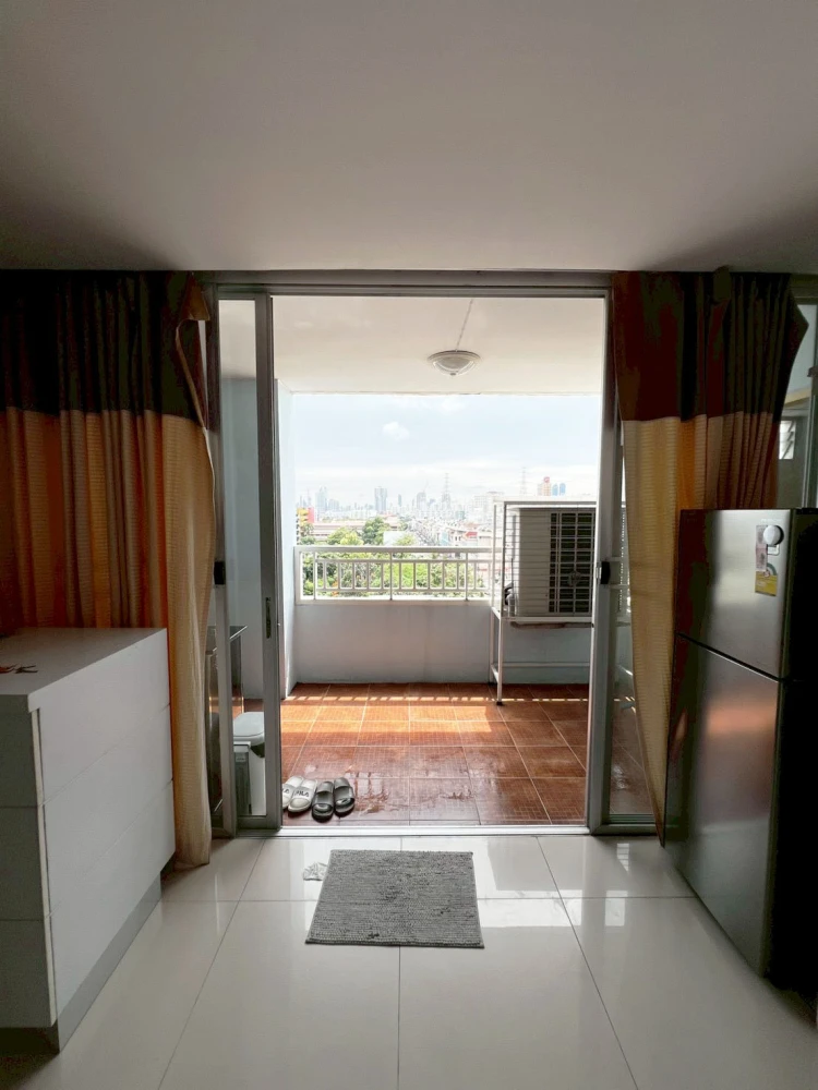 For rent: Ratchada City 18, spacious room with plenty of usable space, comes fully furnished and equipped with appliances. Hurry and reserve now!