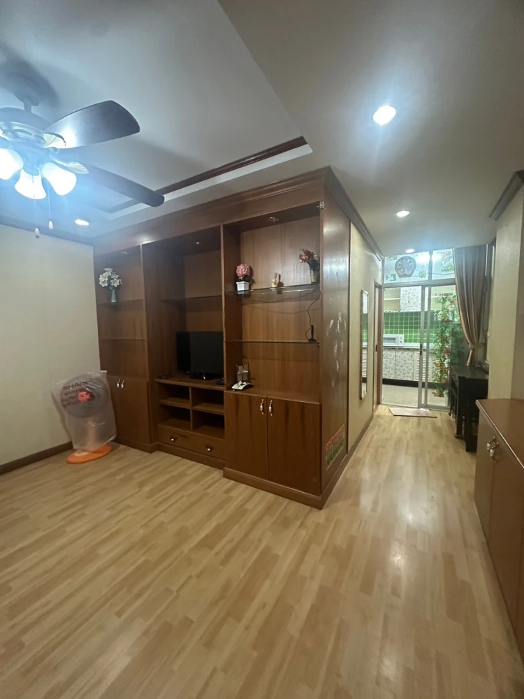 For rent: Ratchada City 18. Spacious and comfortable fully furnished room. Book now! Don't miss out!