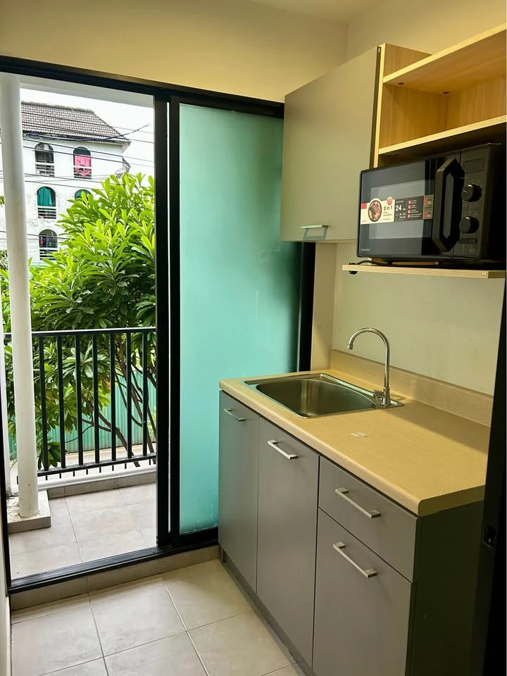 For rent: REACH Phahonyothin 52, 2nd floor, partitioned room, fully furnished, ready to move in. Interested? Reserve now!