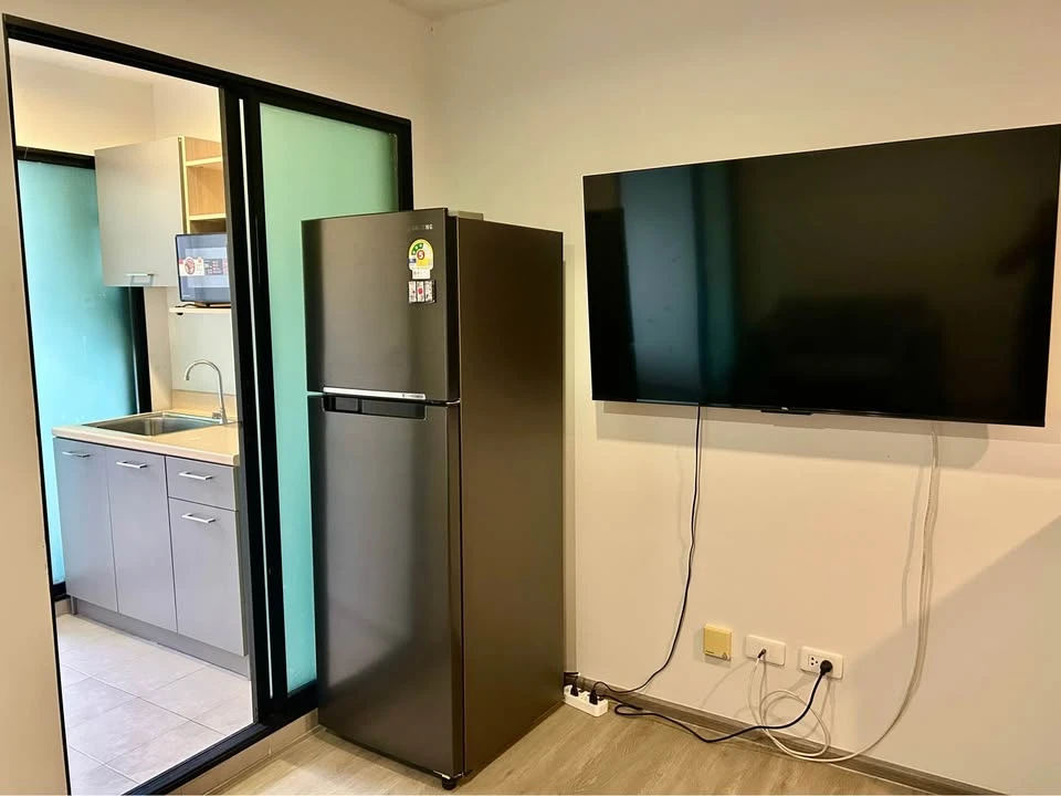 For rent: REACH Phahonyothin 52, 2nd floor, partitioned room, fully furnished, ready to move in. Interested? Reserve now!