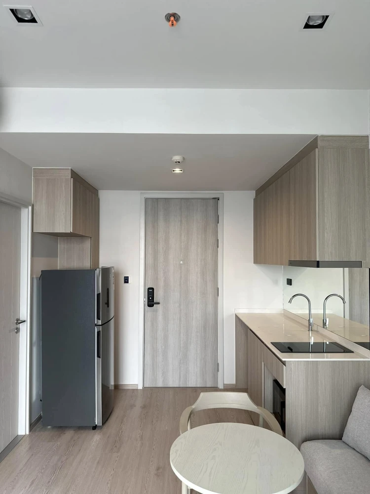 For rent Reference Sathorn - Wongwianyai 1 bedroom plus room, fully furnished, just bring your own stuff and move in.