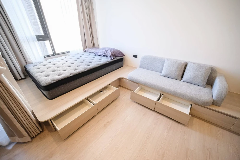 For rent: Reference Sathorn - Wongwianyai. Nice unit, high floor, good ventilation, fully furnished. Book now!