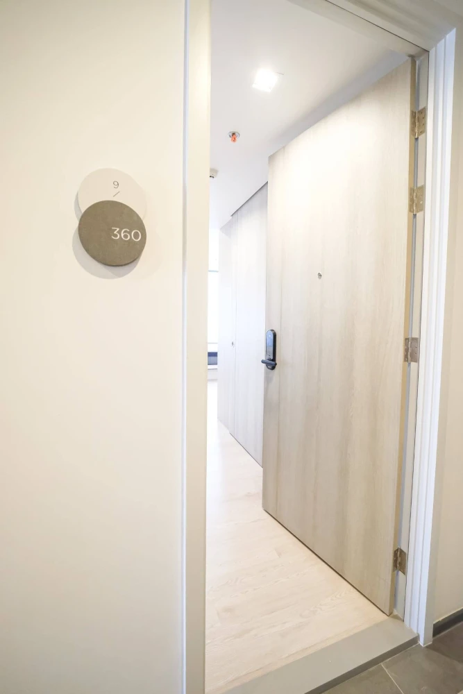 For rent: Reference Sathorn - Wongwianyai. Nice unit, high floor, good ventilation, fully furnished. Book now!