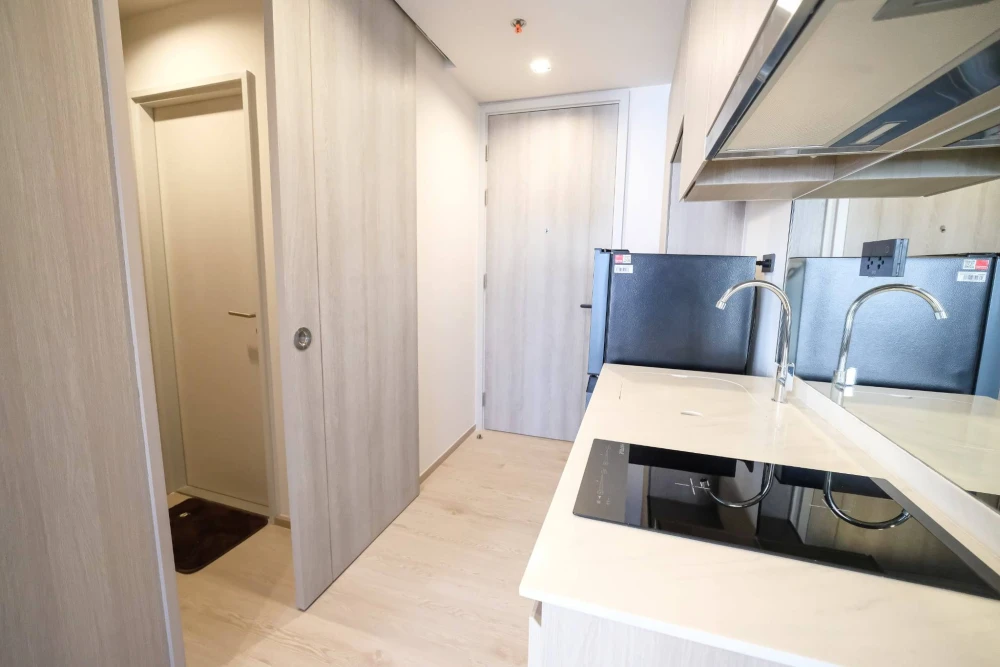 For rent: Reference Sathorn - Wongwianyai. Nice unit, high floor, good ventilation, fully furnished. Book now!