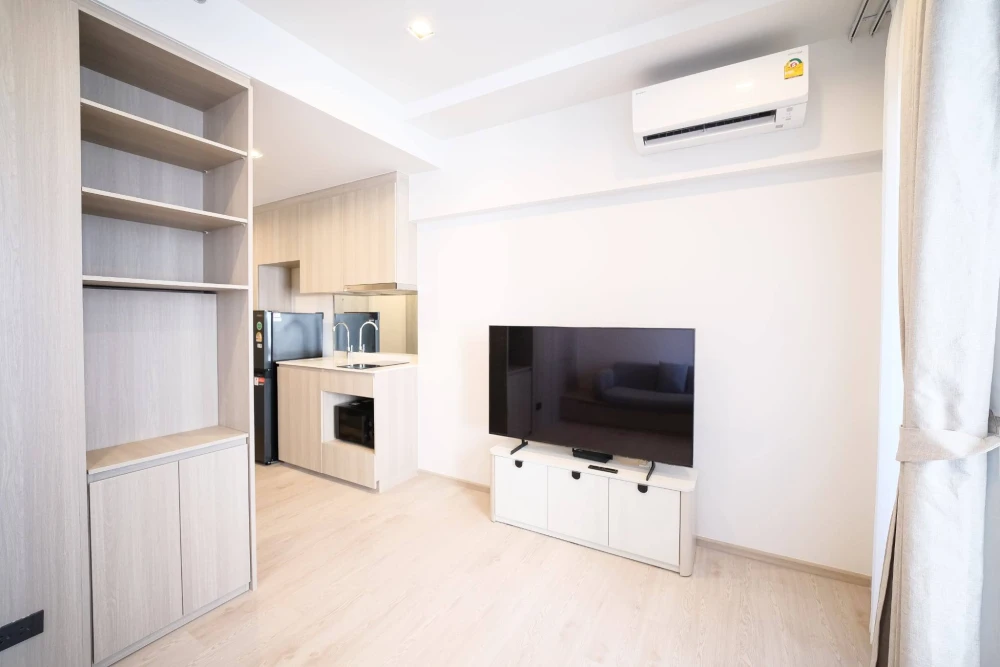 For rent: Reference Sathorn - Wongwianyai. Nice unit, high floor, good ventilation, fully furnished. Book now!