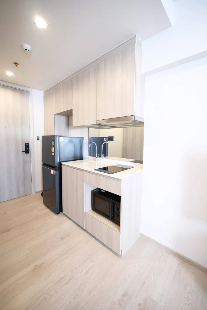 For rent: Reference Sathorn - Wongwianyai. Nice unit, high floor, good ventilation, fully furnished. Book now!