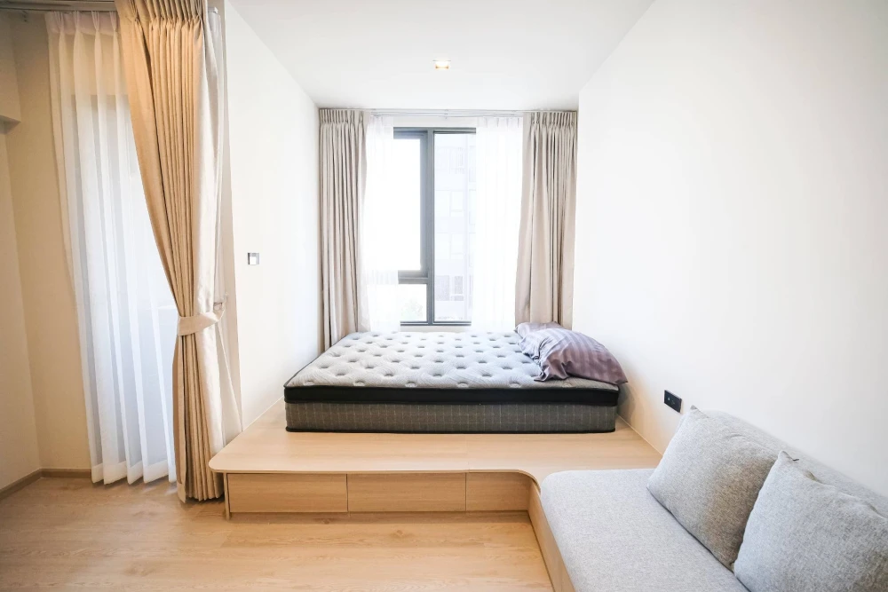 For rent: Reference Sathorn - Wongwianyai. Nice unit, high floor, good ventilation, fully furnished. Book now!