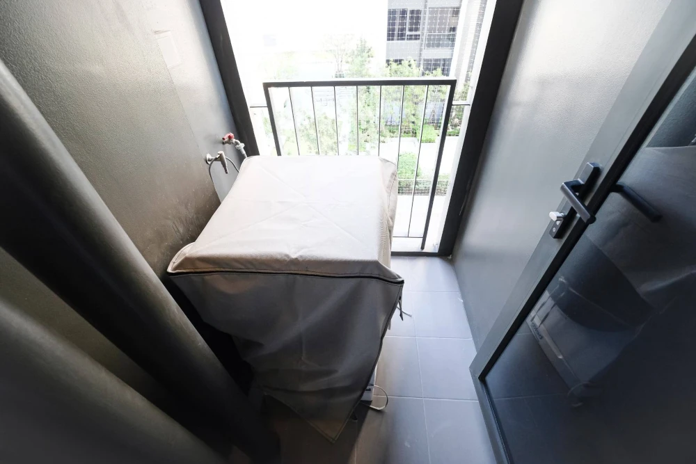For rent: Reference Sathorn - Wongwianyai. Nice unit, high floor, good ventilation, fully furnished. Book now!