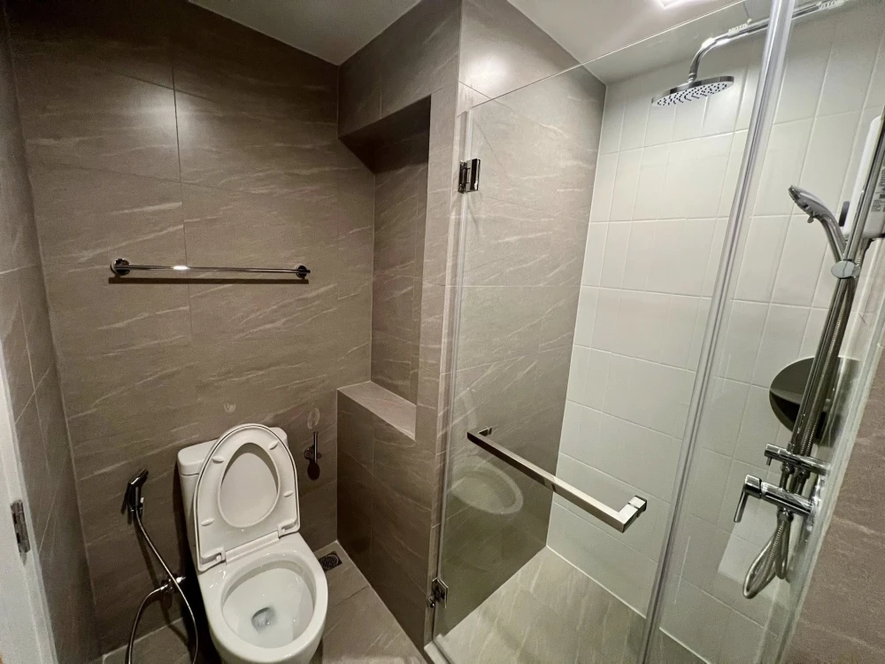 For rent: Reference Sathorn - Wongwianyai. Fully furnished apartment with complete furniture set. Don't miss this great opportunity!