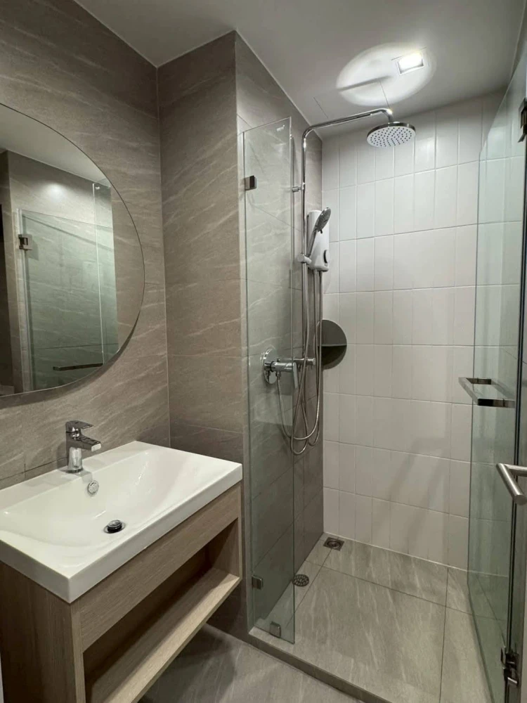 For rent: Reference Sathorn-Wongwian Yai, 9th floor, Building B. Fully furnished with complete set of appliances. First come, first served.