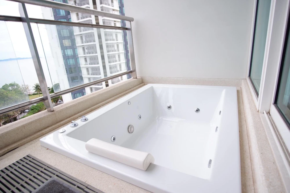 For rent Reflection Jomtien Beach Pattaya, spacious room, lots of usable space, comes with a jacuzzi and complete furniture, book now.