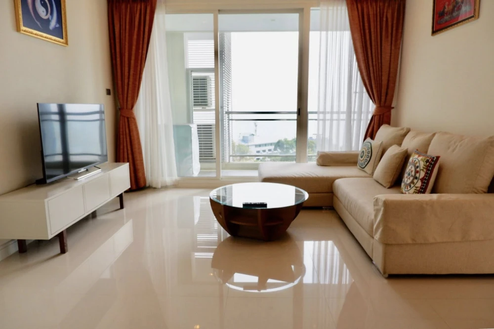 For rent Reflection Jomtien Beach Pattaya, spacious room, lots of usable space, comes with a jacuzzi and complete furniture, book now.