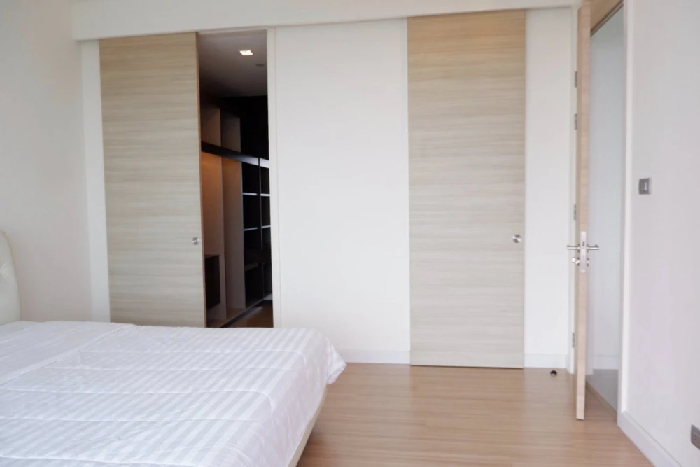 For rent Reflection Jomtien Beach Pattaya, spacious room, lots of usable space, comes with a jacuzzi and complete furniture, book now.
